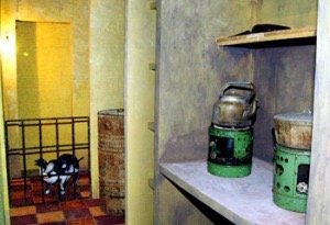 Sáng kiến vĩ đại thời bao cấp: nuôi lợn trong nhà tắm hoặc 1 góc bếp căn hộ tập thể 20m2. (Ảnh: danchimviet.info) 