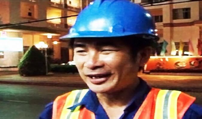 Anh lao công Đặng Thanh Tâm với hành động đẹp trả lại đồ đánh mất cho chủ nhân. (Ảnh: vnexpress.net)