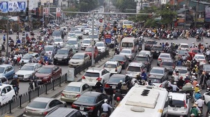 Khai giá nhập thấp để tránh thuế chỉ có lợi cho nhà nhập khẩu và phân phối chứ không lợi gì cho người dùng, còn Nhà nước thì thất thu (Ảnh: Ôtô lưu thông trên đường phố Hà Nội - Reuters