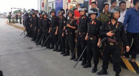 Những hình ảnh này dễ gây phản cảm cho dân, và họ càng ghét BOT Cai Lậy - Ảnh: Thanh Vinh